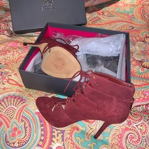 VINCE CAMUTO STEVIE LACE UP BOOTIES